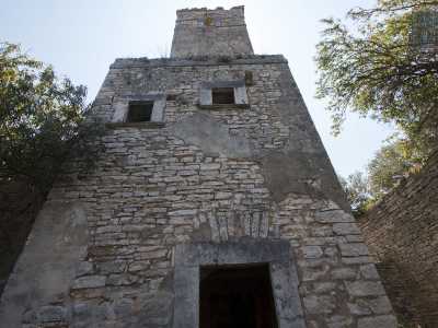 A sinistra riusciamo a individuare l'ingresso della torre, dal quale si accede anche alla chiesetta annessa